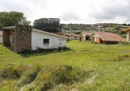 Casas vacacionales de la Ciudad Residencial de Perlora, con pintadas y desperfectos ocasionados por el paso del tiempo.