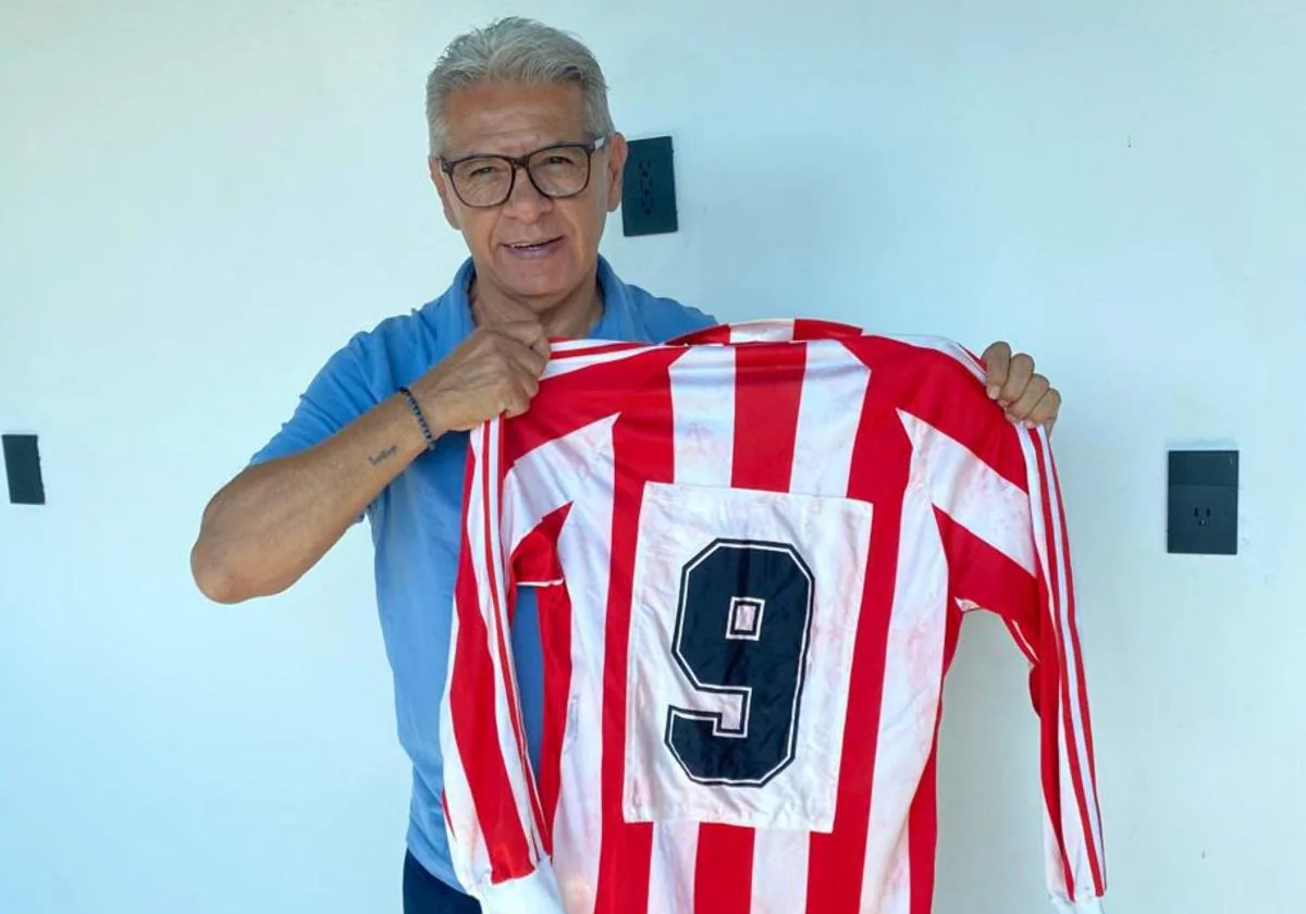 Lucho Flores posa con la camiseta de Quini, que le regaló el 'Brujo' durante su etapa juntos en el Sporting. A la derecha, el mexicano, con José Manuel Díaz Novoa en El Molinón.