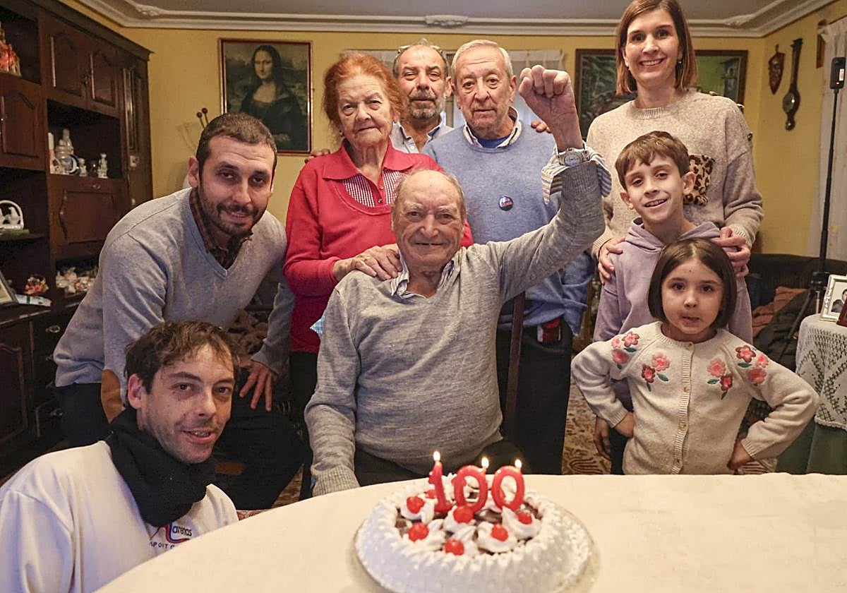 Aquilino Vega Menéndez, puño en alto, rodeado por sus seres queridos.