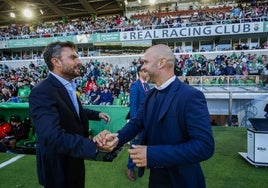 José Alberto, saludando a Albés, en el partido de liga de esta temporada en Santander.