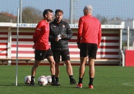 Rubén Albés, en Mareo, con su equipo de trabajo.