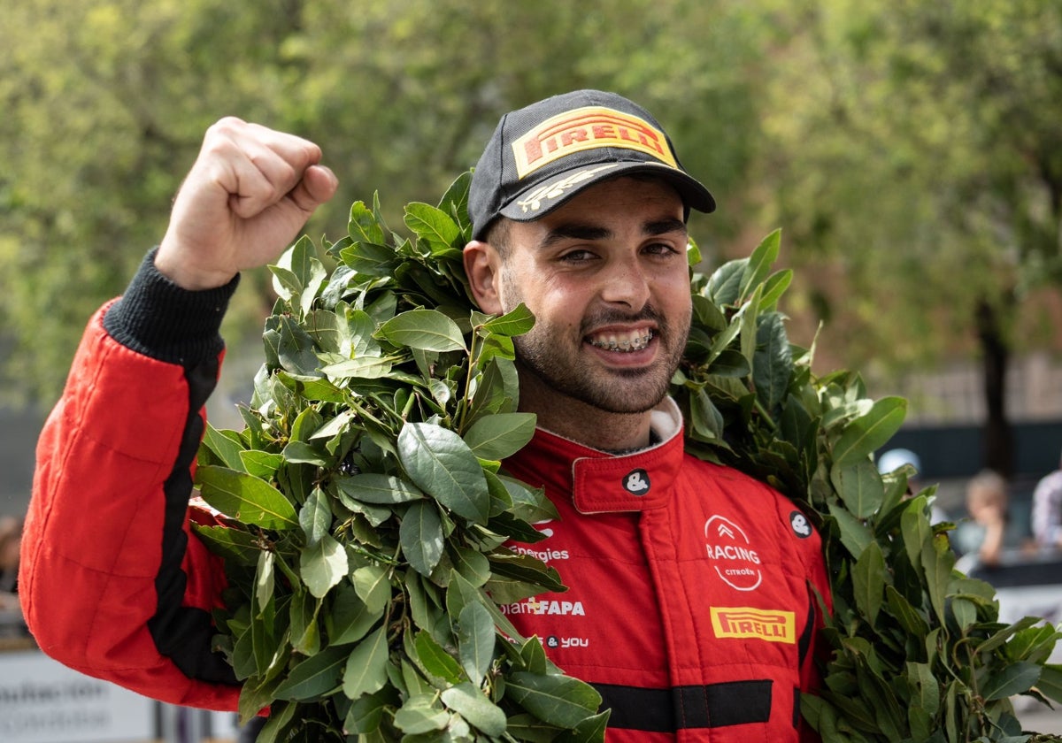 El piloto praviano, tras una de sus victorias este año en el Supercampeonato de España de Rallys.