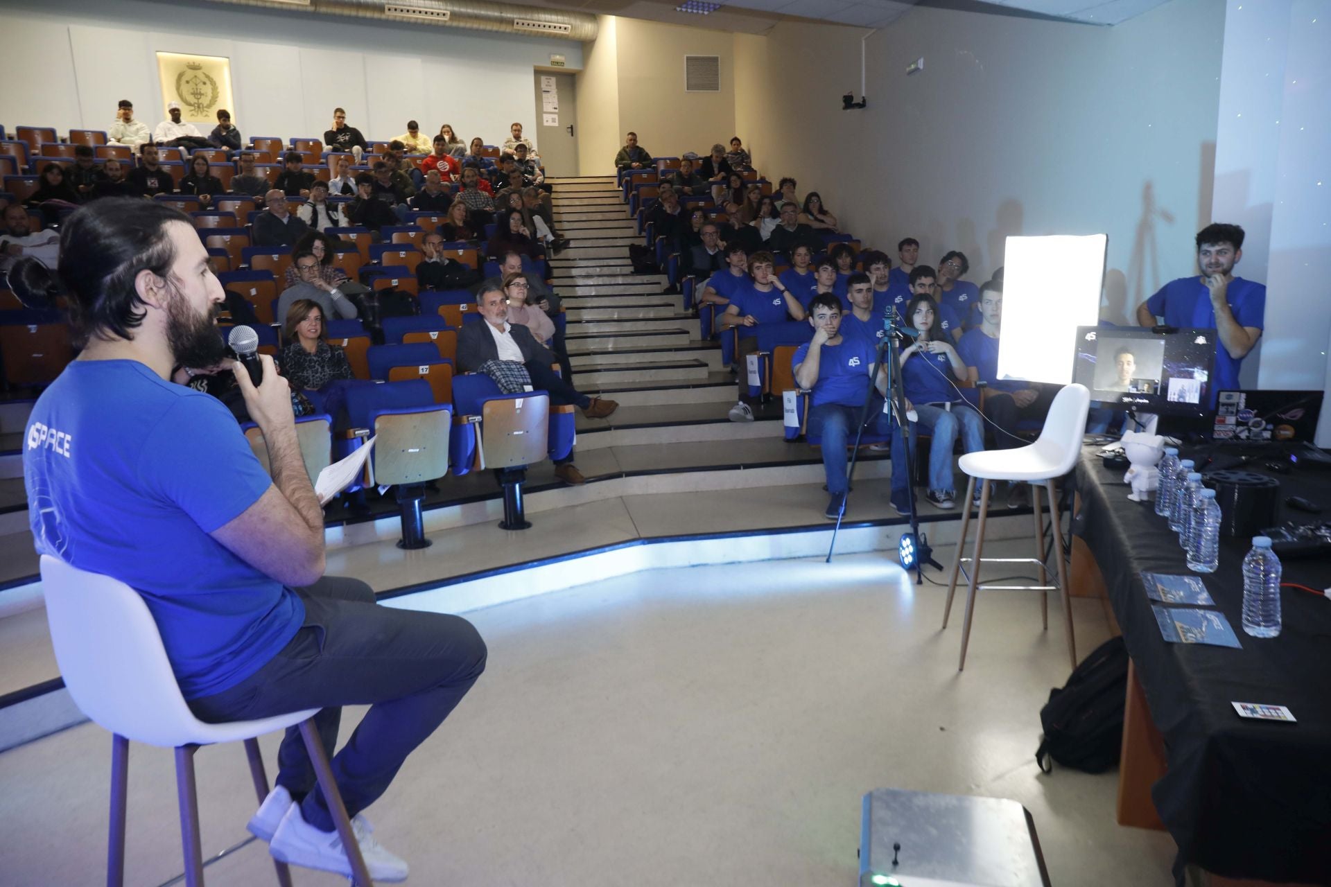 El salón de actos del Edificio Polivalente de la Escuela Politécnica de Ingeniería de Gijón ha acogido este martes la jornada 'Una mirada al espacio' y la presentación del proyecto 4Space.