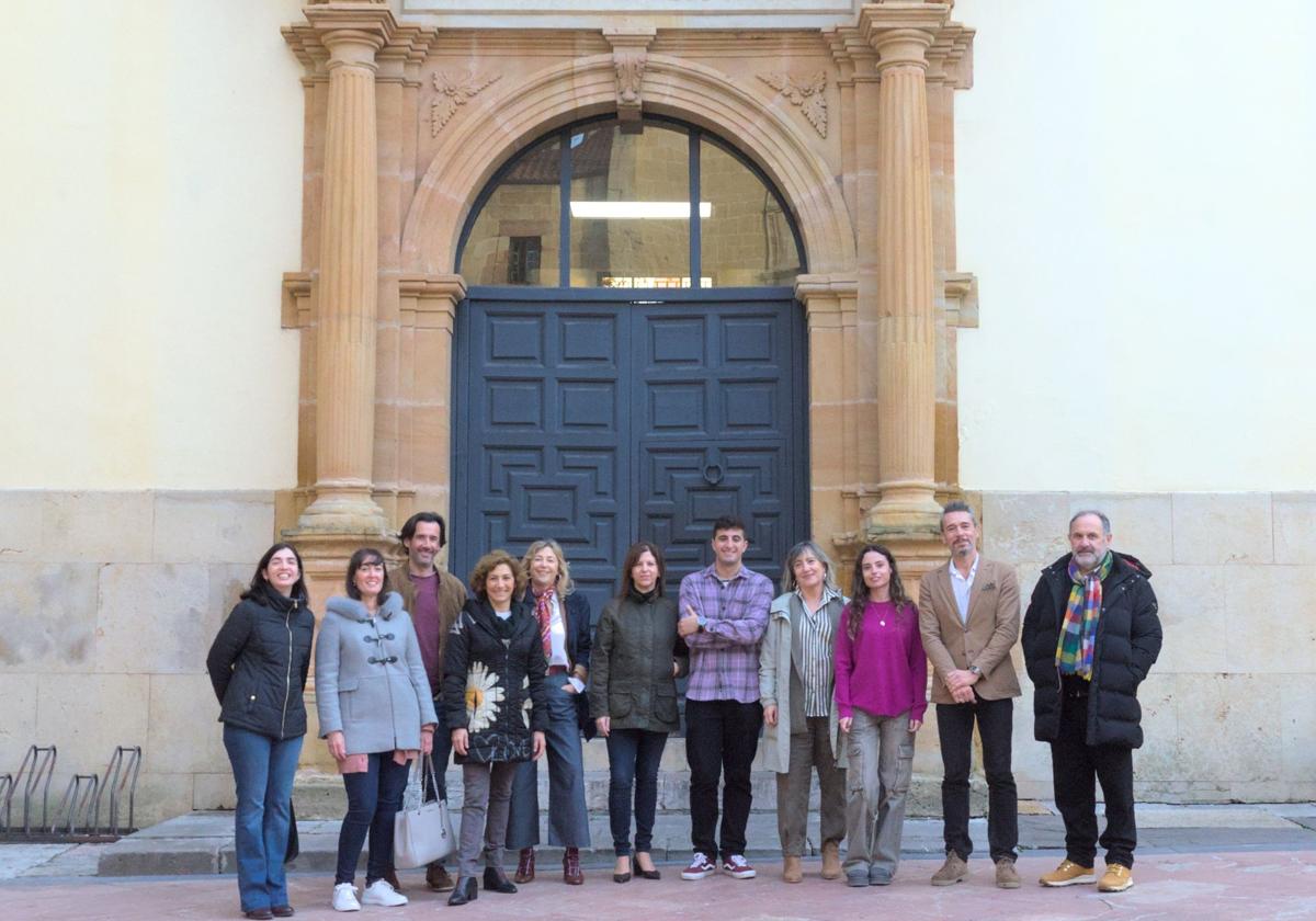 De izquierda a derecha, Carlamarina Rodríguez Pereira, María Isabel Gutiérrez López, Daniel Fernández Lanvin, Inma Fernández, Ana María González Menéndez, Mercedes Paino, Guillermo Dylan Carbajal Aza, Elena García Vega, Ainoa Gartiz Martín, José Manuel Orrego Álvarez y Óscar Vallina Fernández.