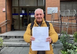 Xicu Ilesies, saliendo del Registro Civil de Langreo, donde recogió el documento que reconoce su nombre en asturiano.