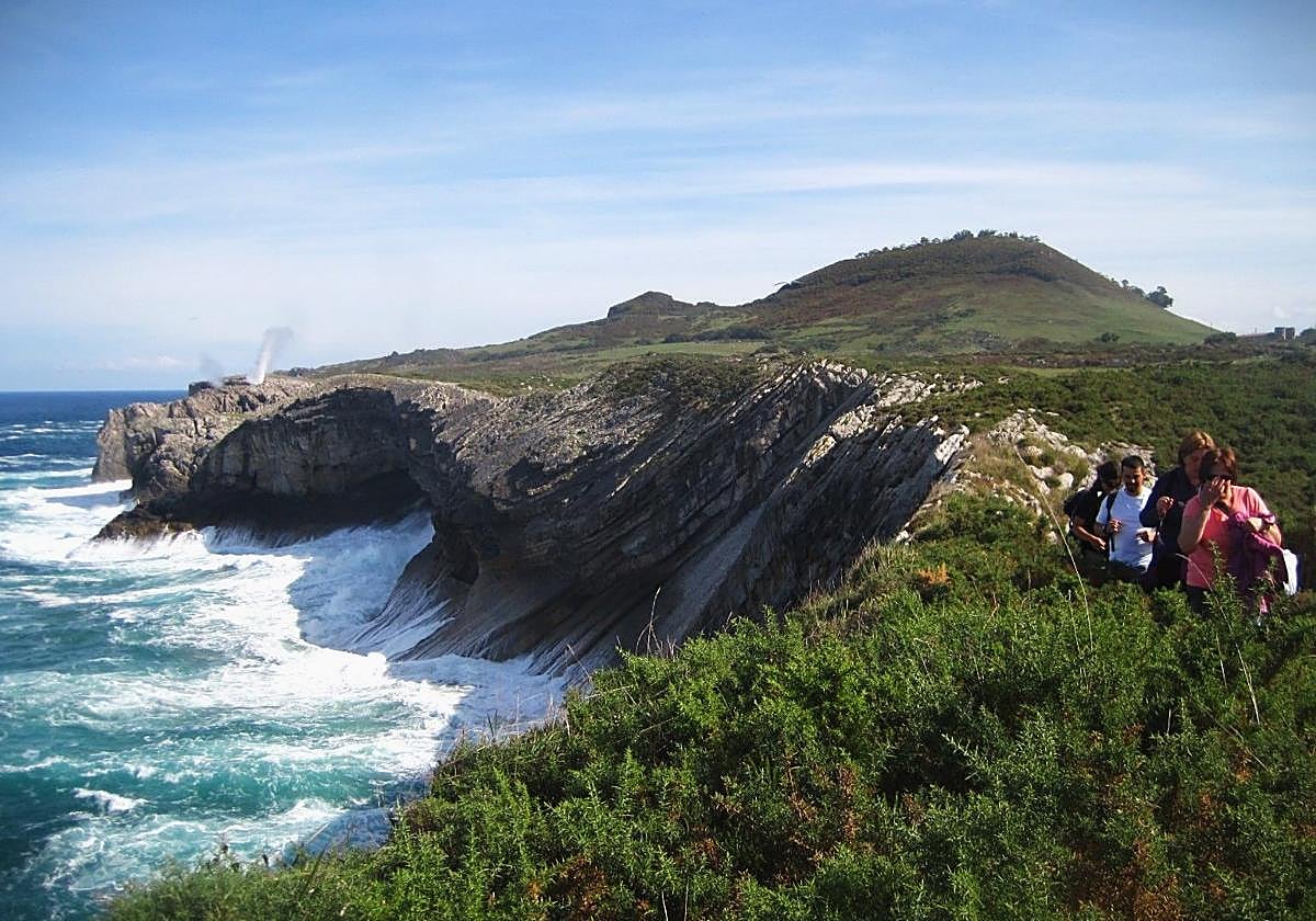 Acantilados de Pernielles con los bufones de Santiuste bramando al fondo: una de las zonas de la costa llanisca por la que discurrirá la ruta de senderismo geológico programada para la jornada del sábado 7 de diciembre