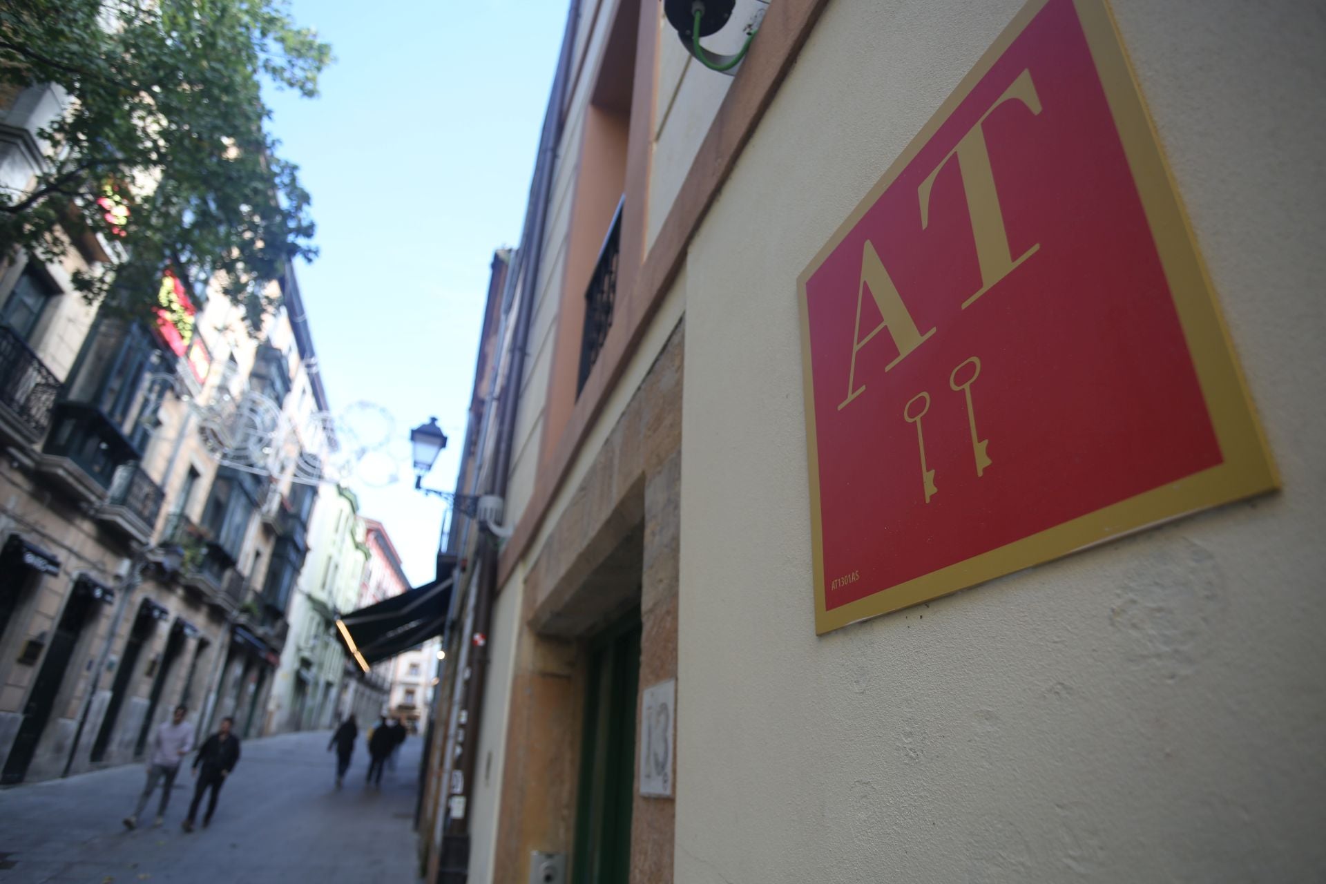 Un letrero que anuncia apartamentos turísticos en Oviedo.