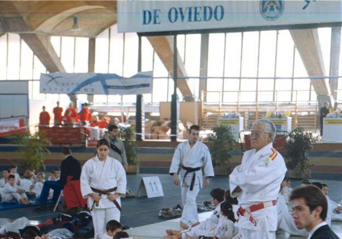 Shu Taira, de pie, entre alumnos.