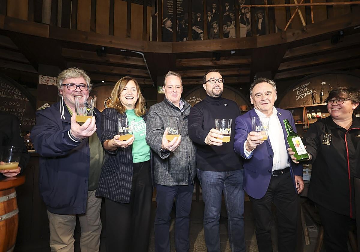 Víctor Ramos, Begoña López, Marcelino Marcos, Adrián Barbón, Juan Cañal y la escanciadora del museo, con unos culinos de sidra recién escanciados.