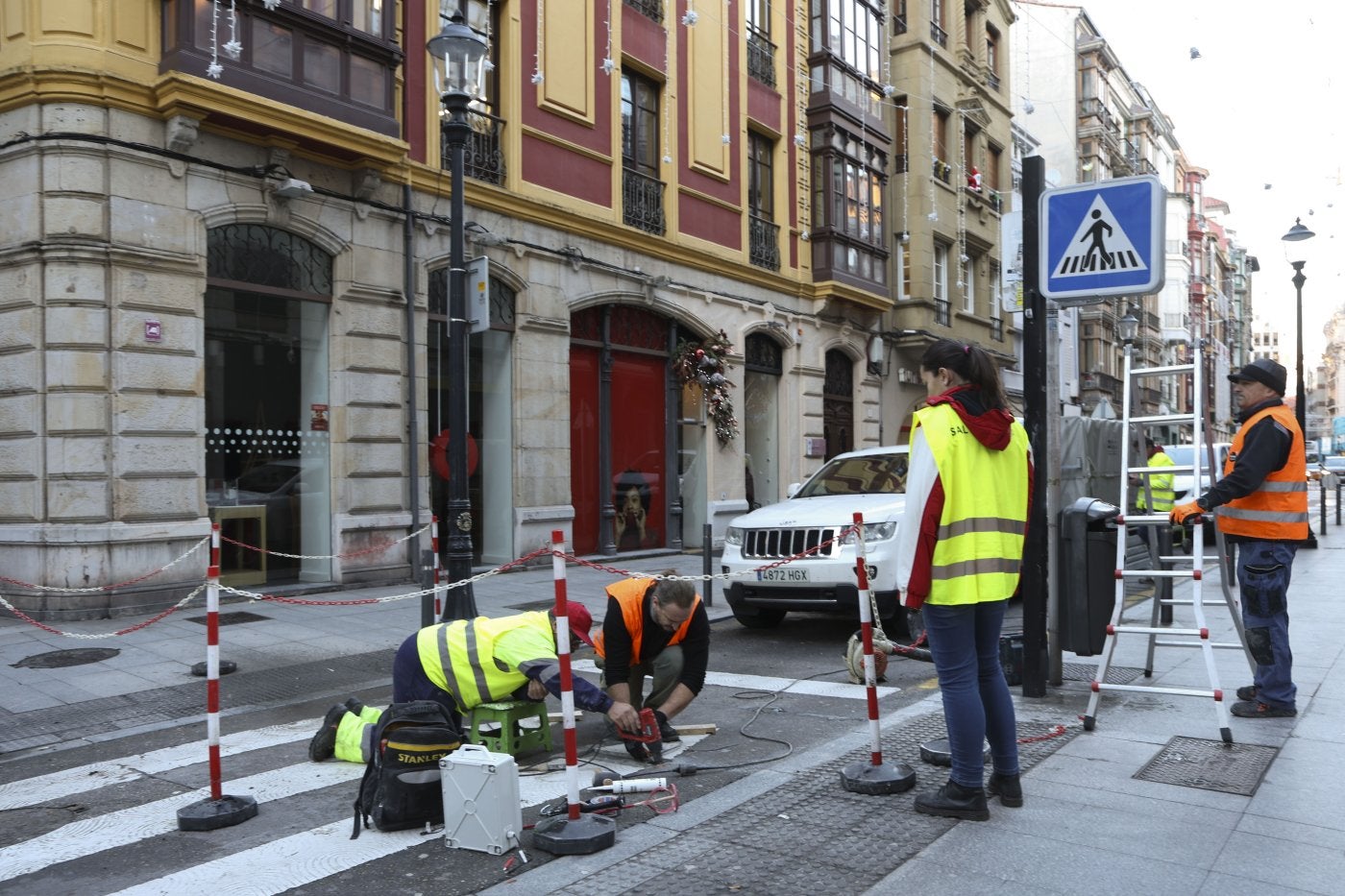 Trabajos ayer en el cruce de los Moros con Zarracina para instalar el paso de peatones inteligente que se activará en los próximos días.