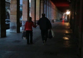 Una pareja pasea por la calle de Marqués de San Esteban.