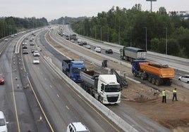 Imagen de 2023 de uno de los frecuentes atascos en medio de los cuales fueron avanzando las obras para ampliar la 'Y' con un tercer carril.