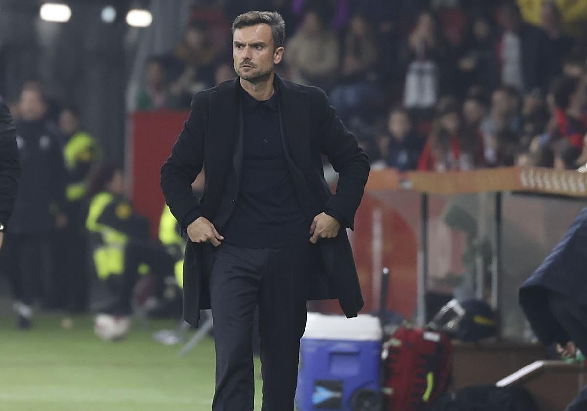 El entrenador del Sporting, Rubén Albés, durante el último partido disputado en El Molinón.