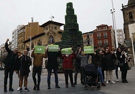 Un grupo de gente celebra que la sidra ye mundial.