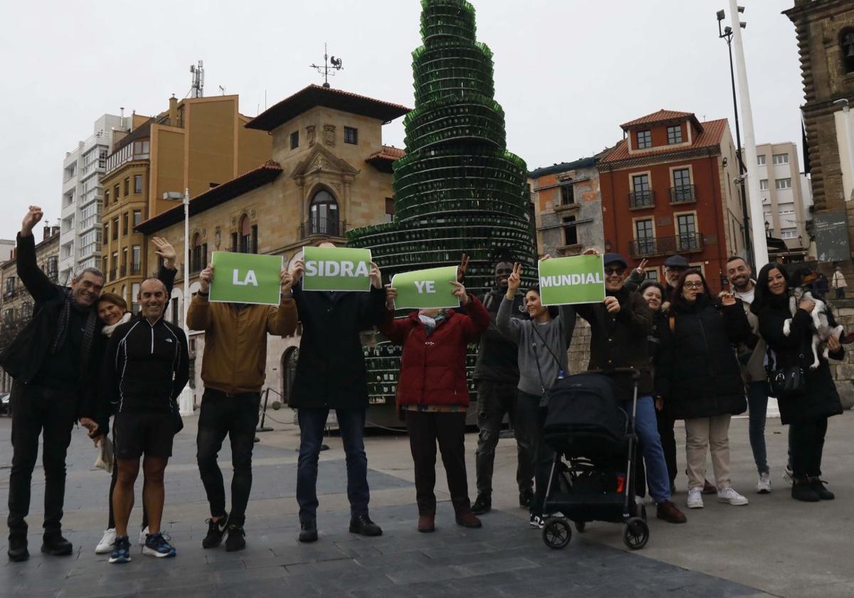 Un grupo de gente celebra que la sidra ye mundial.