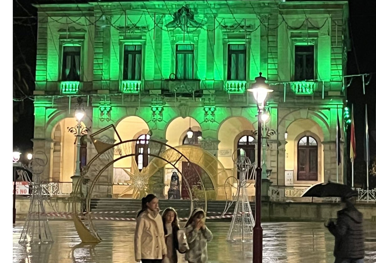 Decoración navideña frente a la casa consistorial, iluminada en verde por la declaración de patrimonio inmaterial de la cultura sidrera.