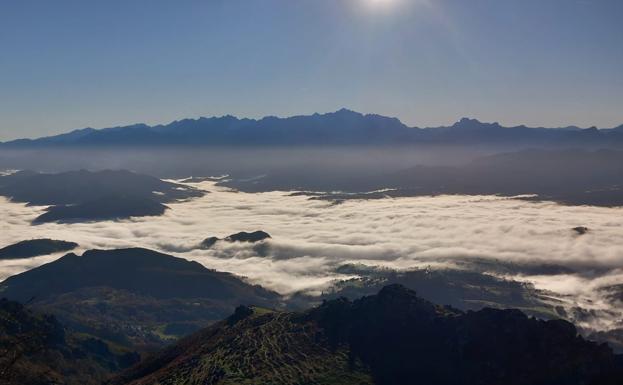 Vistas a los Picos de Europa desde los altos del Sueve