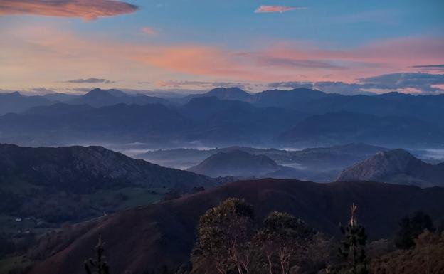 Mirando el valle al sur del sueve y los montes de Ponga y de Piloña enredados en las nubes y la lejanía