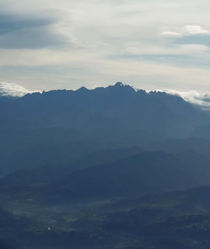 Imagen secundaria 2 - Asturcones paciendo con vistas al mar en la cima del Pienzu/ cruz de hierro en la cumbre del Sueve/ vistas a Picos de Europa 