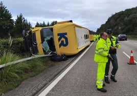 El camión accidentado en la autovía del Cantábrico.