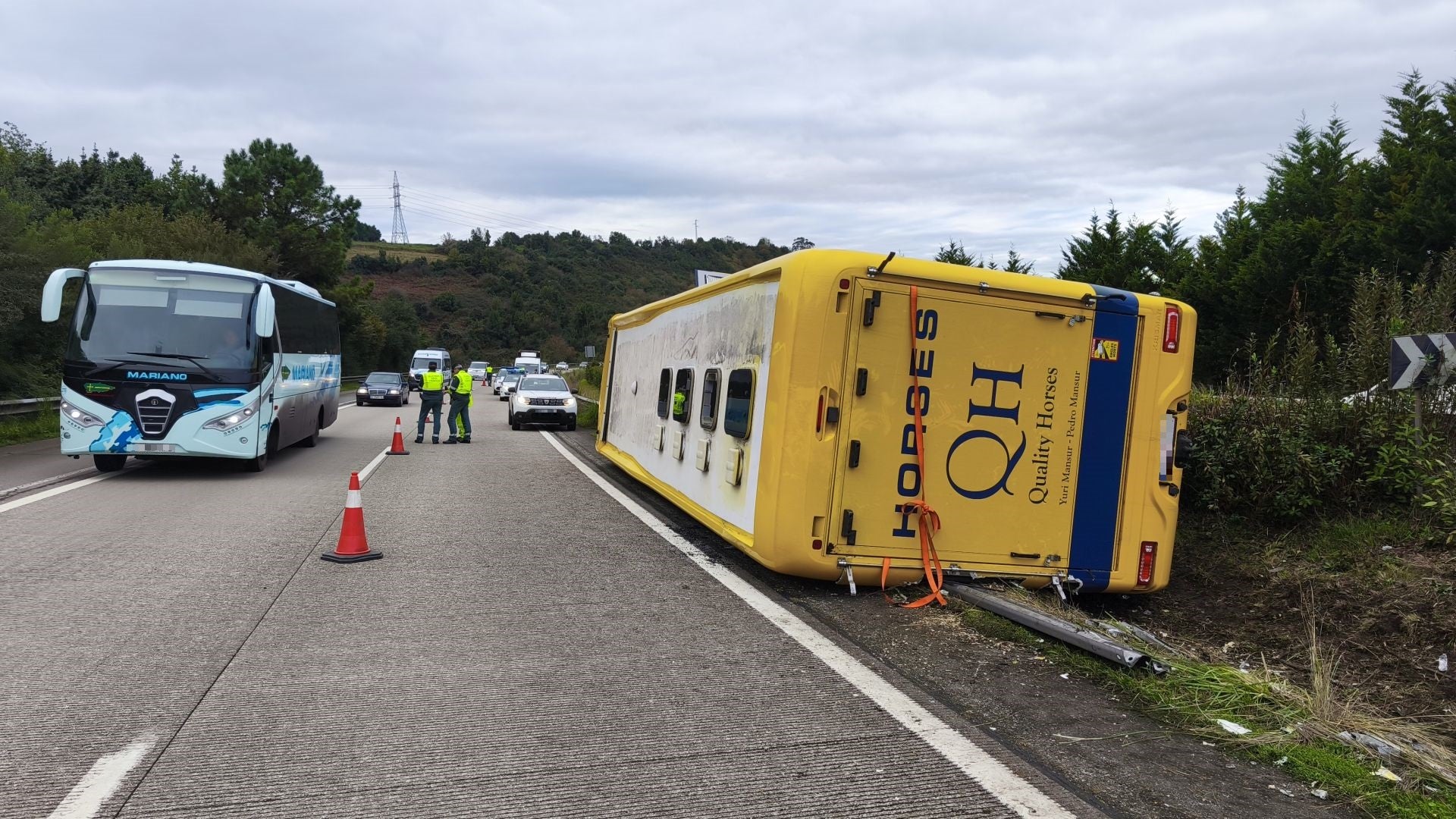 Importante colapso en la A-8 por dos accidentes