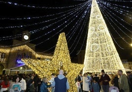 Un gran árbol y una estella ya iluminan la plaza del Parche de Avilés.