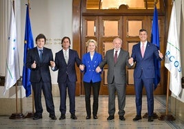 Los presidentesde Argentina (Javier Milei), Uruguay (Luis Lacalle), Brasil (Lula da Silva) y Paraguay (Santiago Peña) celebran el acuerdo con la presidenta de la Comisión Europea, Ursula von der Leyen.