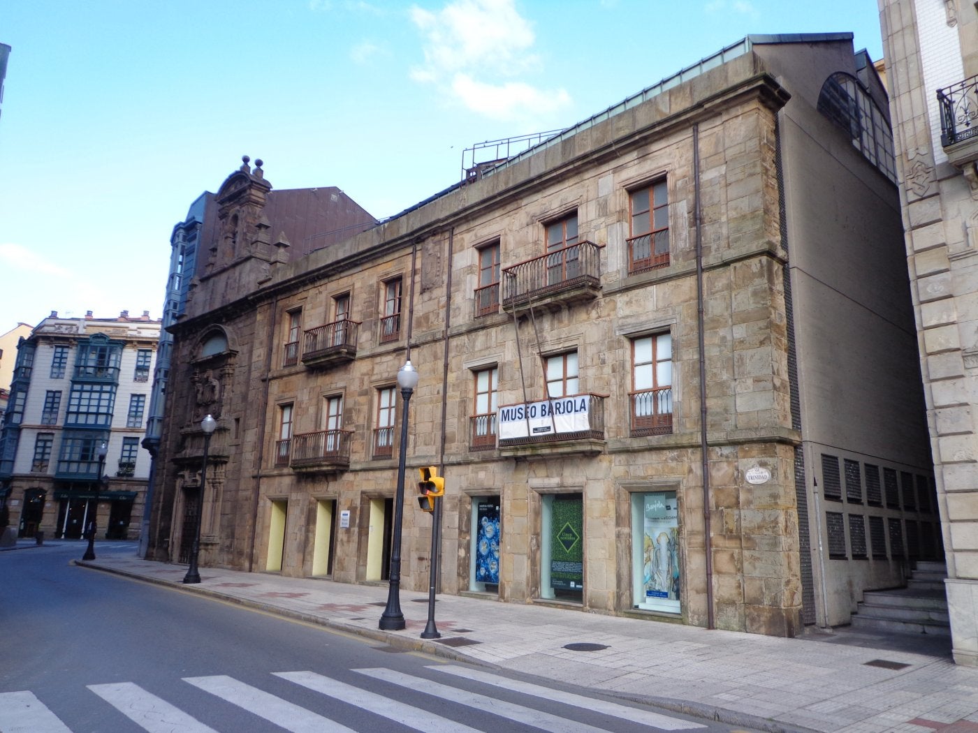 El conjunto completo del Museo Barjola, Palacio de la familia Jove Huergo y la capilla de la Trinidad.