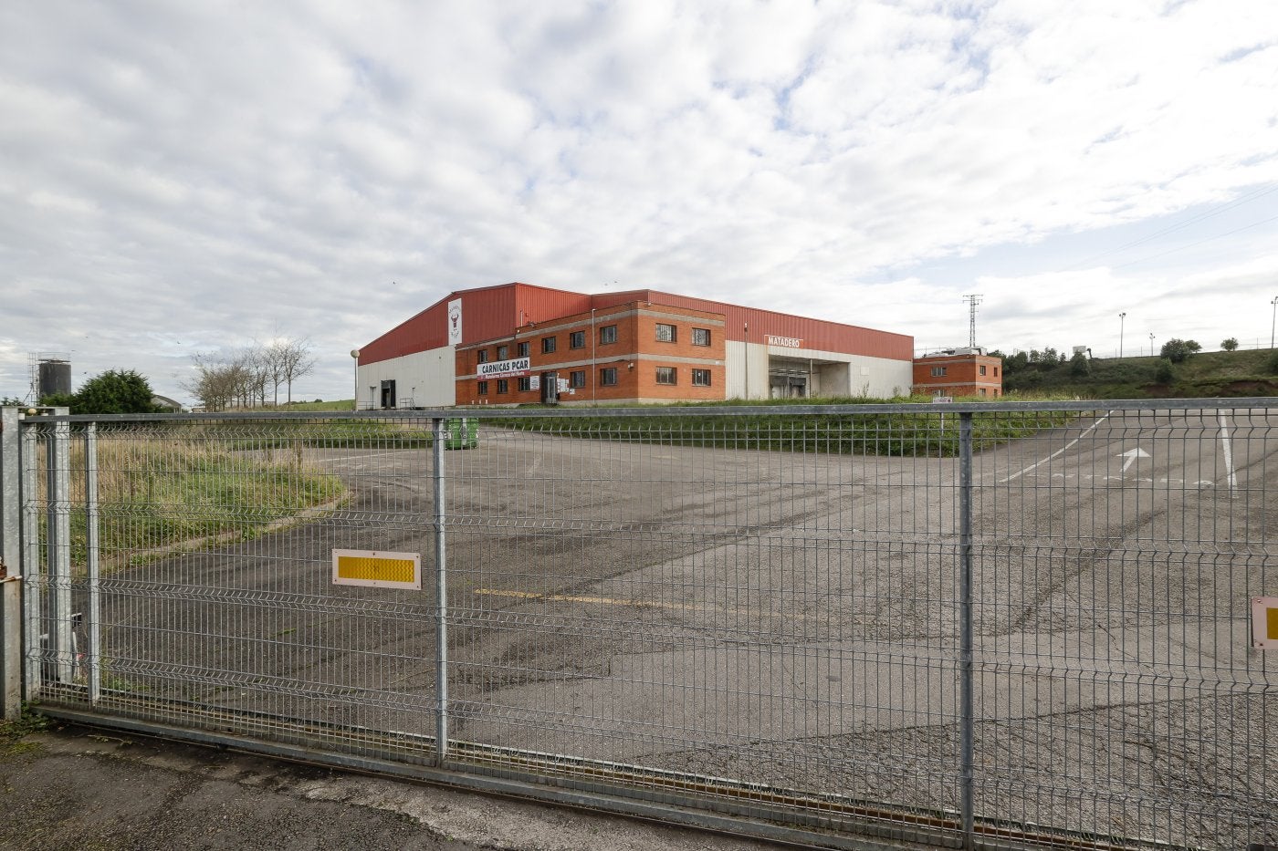 Las instalaciones del matadero de Gijón, ayer, completamente cerradas.