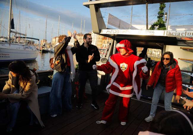 Los niños envían sus cartas a los Reyes Magos en alta mar.