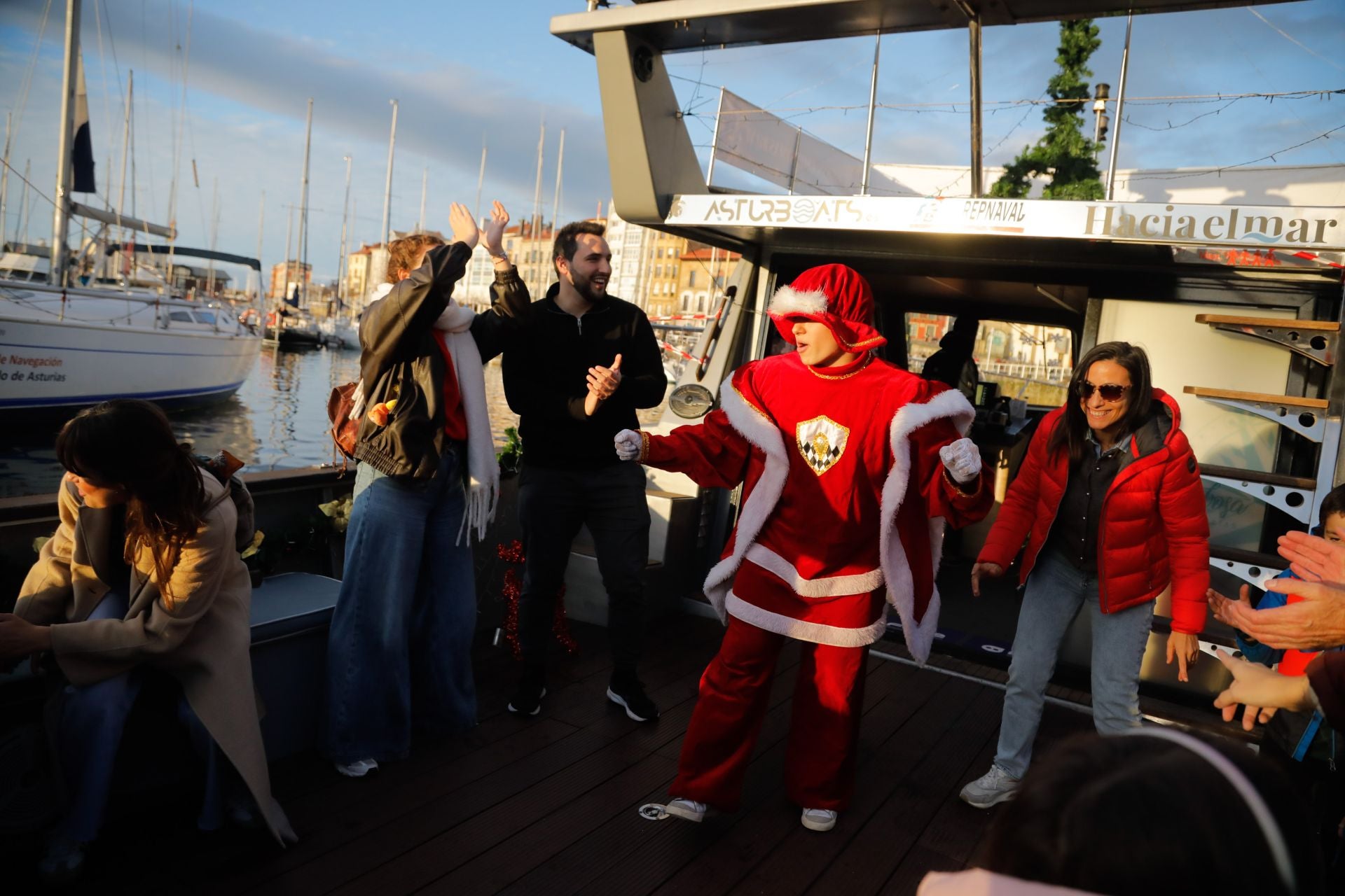 Los niños envían sus cartas a los Reyes Magos en alta mar