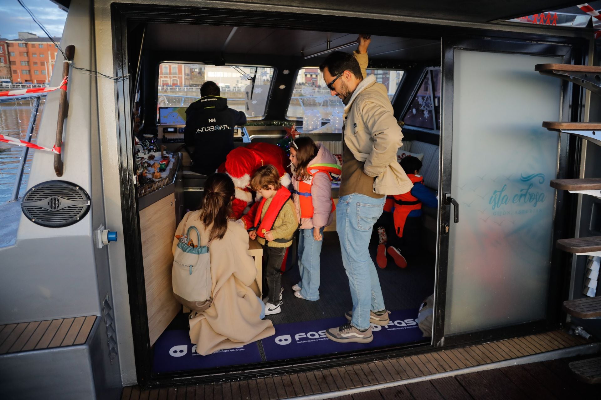 Los niños envían sus cartas a los Reyes Magos en alta mar