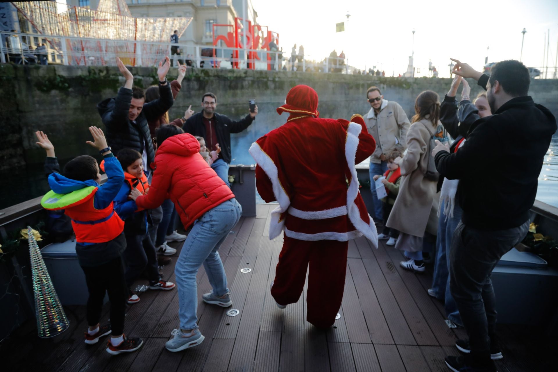 Los niños envían sus cartas a los Reyes Magos en alta mar