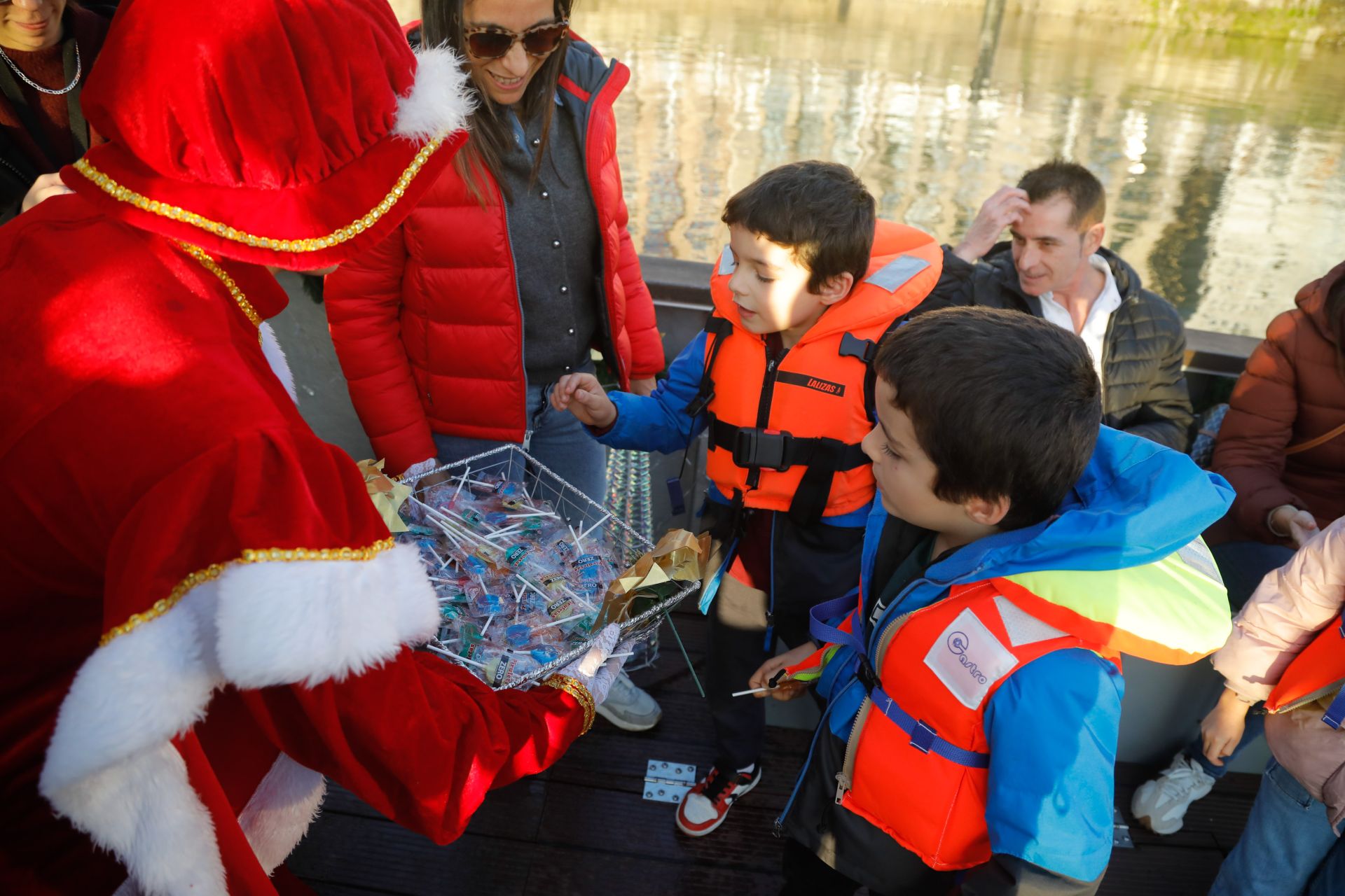 Los niños envían sus cartas a los Reyes Magos en alta mar