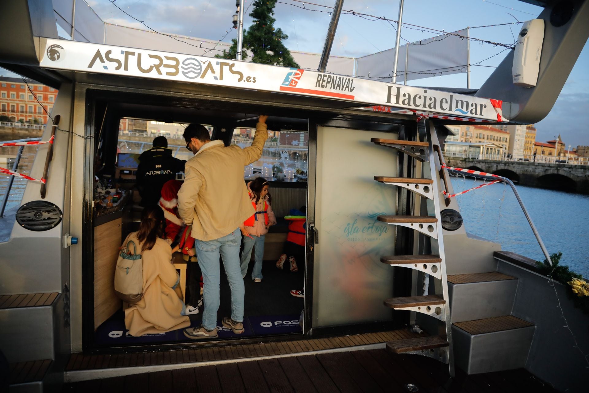 Los niños envían sus cartas a los Reyes Magos en alta mar