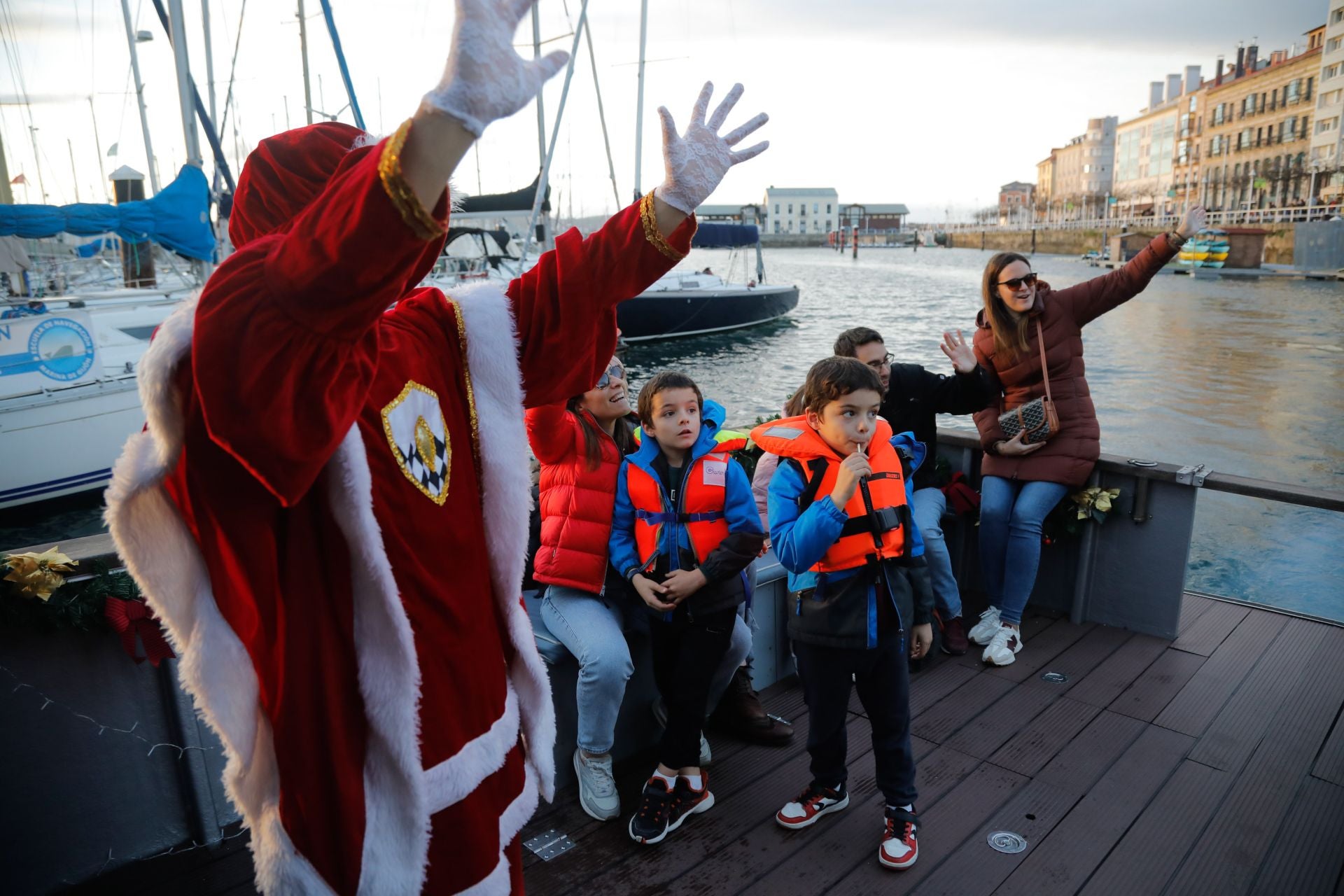 Los niños envían sus cartas a los Reyes Magos en alta mar