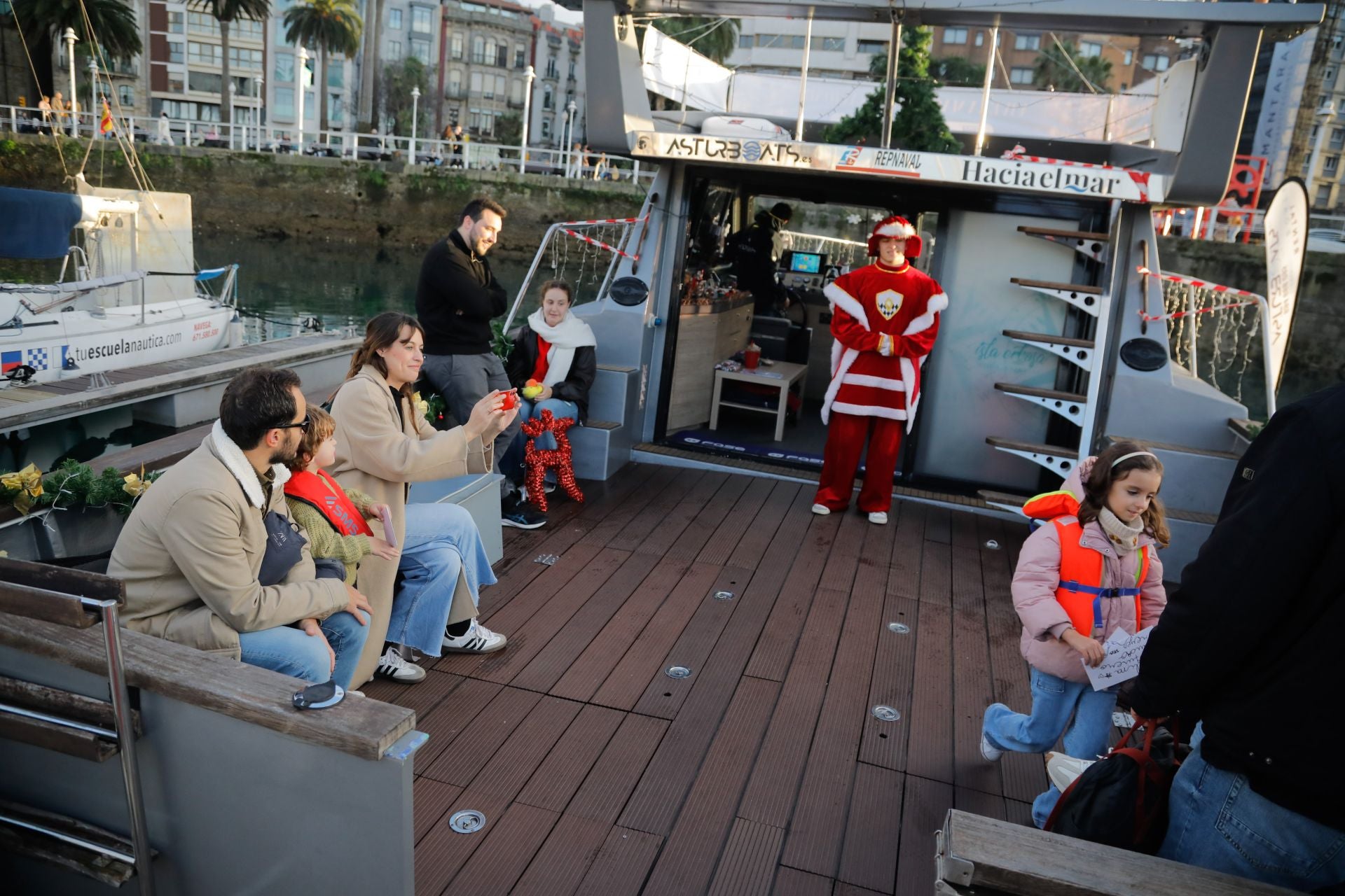 Los niños envían sus cartas a los Reyes Magos en alta mar