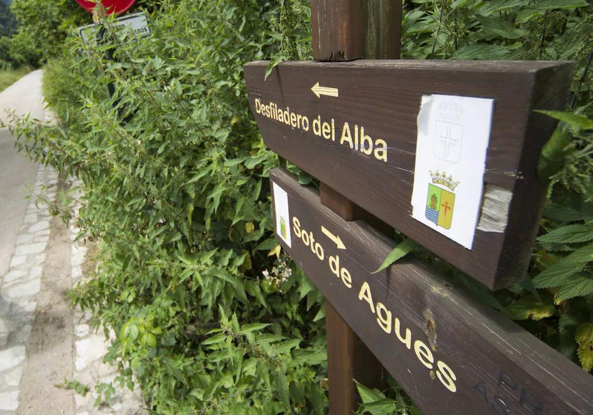 Señal dirección al desfiladero del Alba, en Sobrescobio.