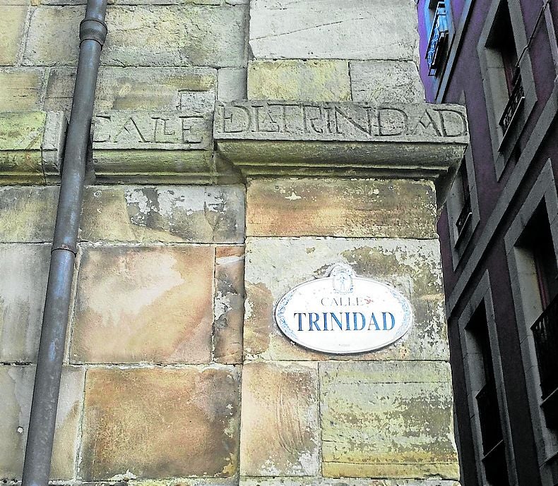 Rótulo de la calle Trinidad, en la esquina del Museo Barjola. r. s. m.