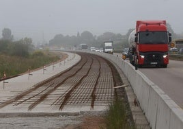 Armazón metálico para la ampliación de la losa de hormigón durante las obras de la 'Y', en una imagen de mayo de 2022.