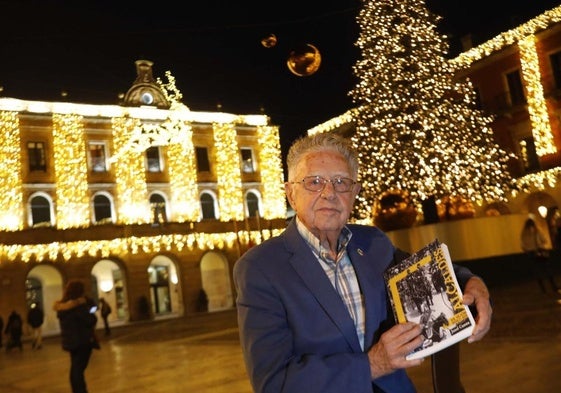 Janel Cuesta, con su nuevo libro, en una plaza Mayor iluminada por las luces navideñas.