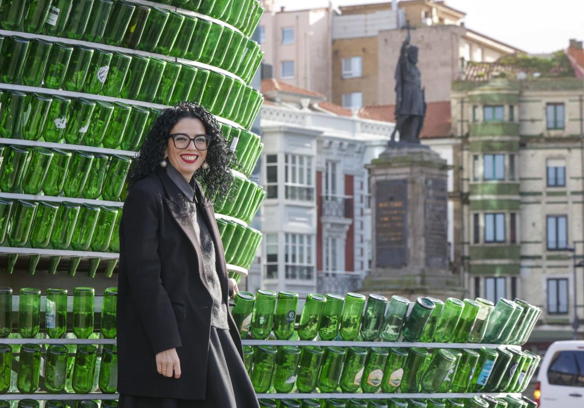 Vanessa Gutiérrez, este sábado, junto al Árbol de la Sidra y con la figura del Rey Pelayo al fondo, en Gijón.