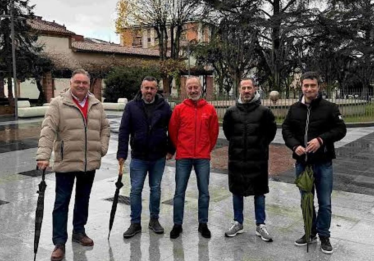 Alejandro Villa, Daniel Navarro, Jesús Abad, Ángel García y Javier Rodríguez, ayer, en la nueva zona peatonalizada de La Pola.