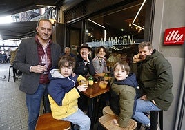 José Luis Ortiz; Pilar Ortega; Maria Navamuel; Gonzalo Cases; Elio Cases y Simón Cases toman el vermú en la ruta de los vinos.