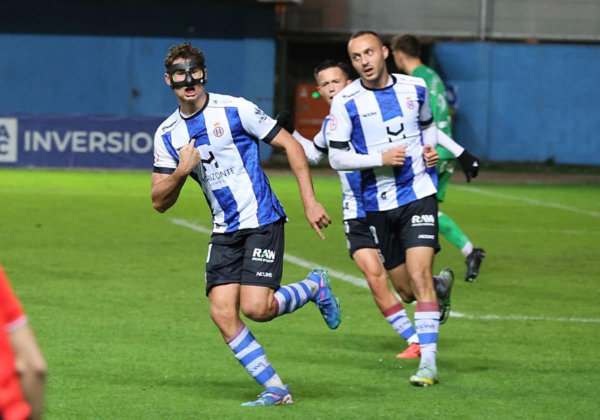 Javi Cueto celebra el primer gol del Avilés.