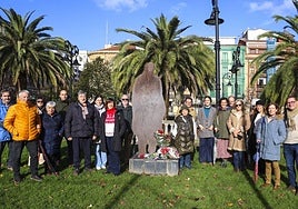Nacho Prieto, Ezequiel Martín, Lorena González, Eva Montes, Carlos Prieto, Chema Fernández, Eva Hernández, Laura Fonseca, Marcelino González, Paz Fernández Felgueroso, Ángel González, Clara Arroyo Carantoña, Virginia Carantoña, Ignacio Arroyo, Cruz Carantoña, Mónica Rubio Camín, María de Álvaro, Ana Carantoña y Enrique Arenas, ayer al mediodía ante la escultura 'Evocación', donde rindieron homenaje a Francisco Carantoña.
