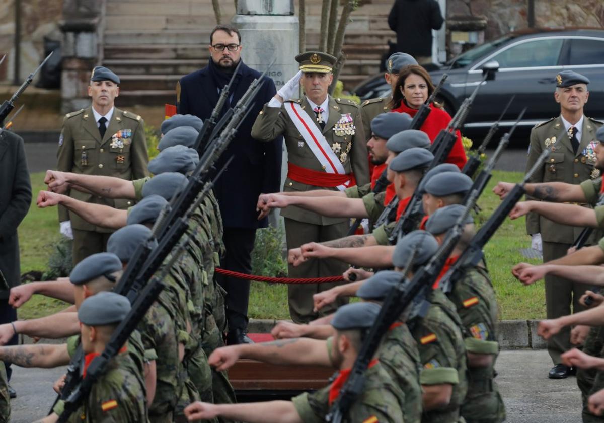 El presidente Adrián Barbón, el coronel Jesús Martínez Victoria y la delegada del Gobierno, Adriana Lastra, presiden el desfile militar.