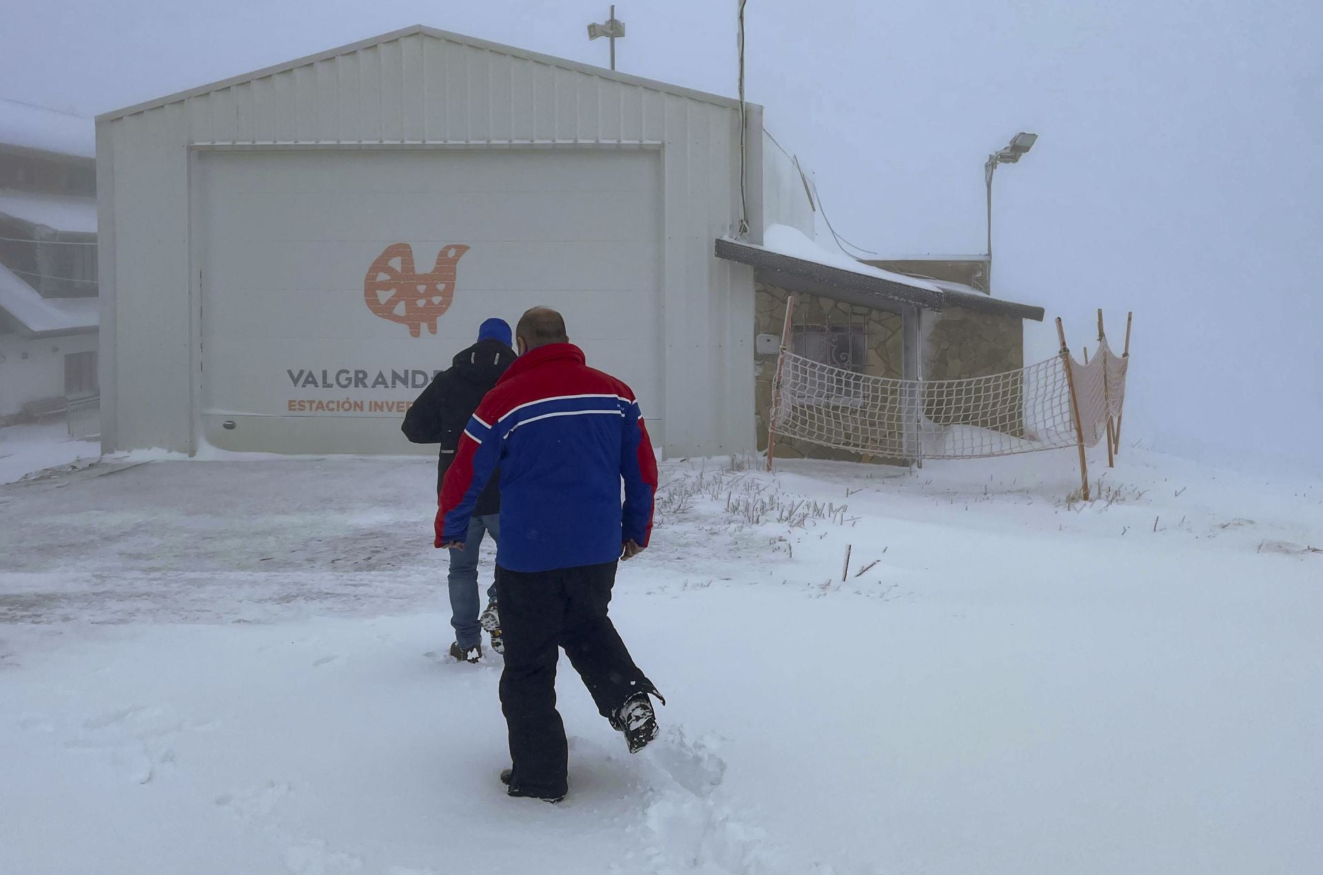 El primer temporal invernal en Asturias: nieve, fuerte viento y lluvia