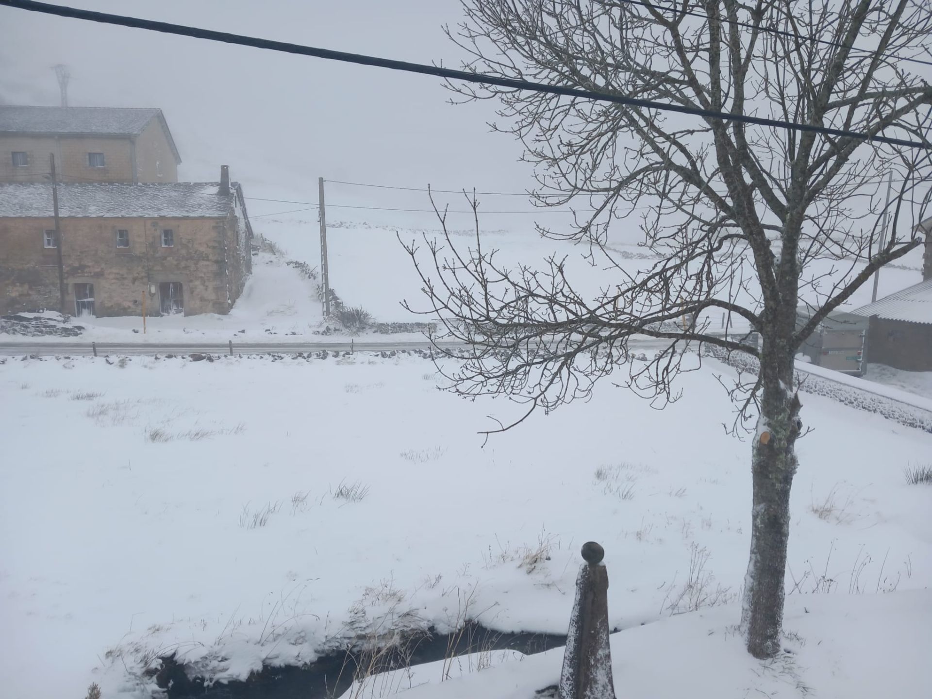 El primer temporal invernal en Asturias: nieve, fuerte viento y lluvia