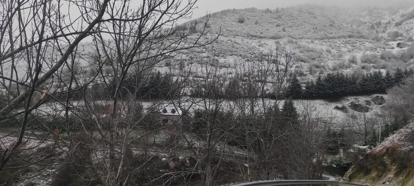 El primer temporal invernal en Asturias: nieve, fuerte viento y lluvia